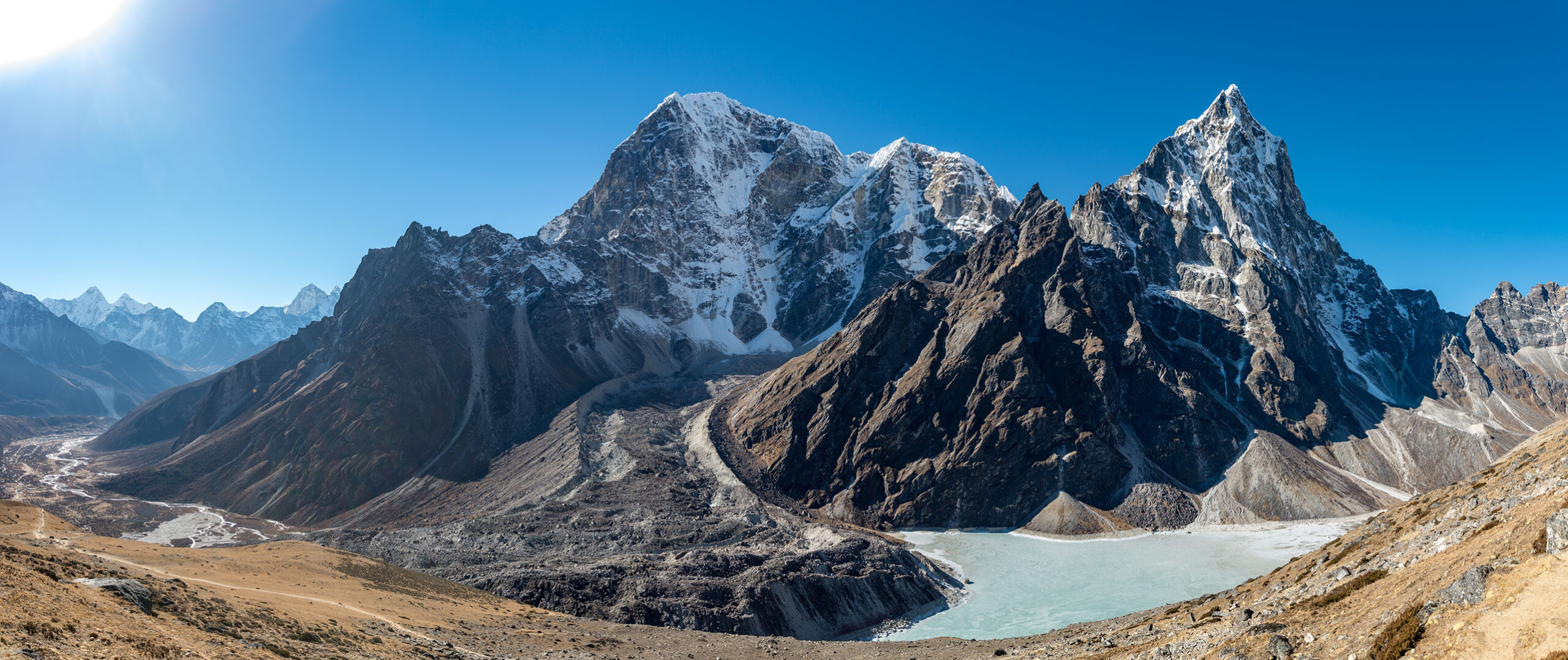 landscape-shot-beautiful-cholatse-mountains-body-water-khumbu-nepal