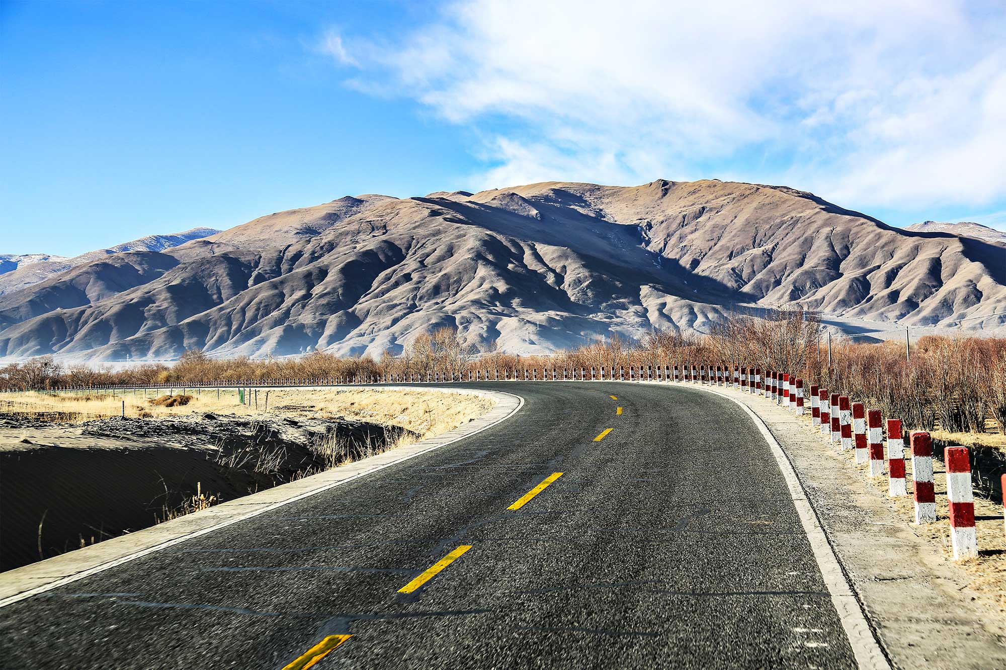 lonely-road-with-mountains-horizon